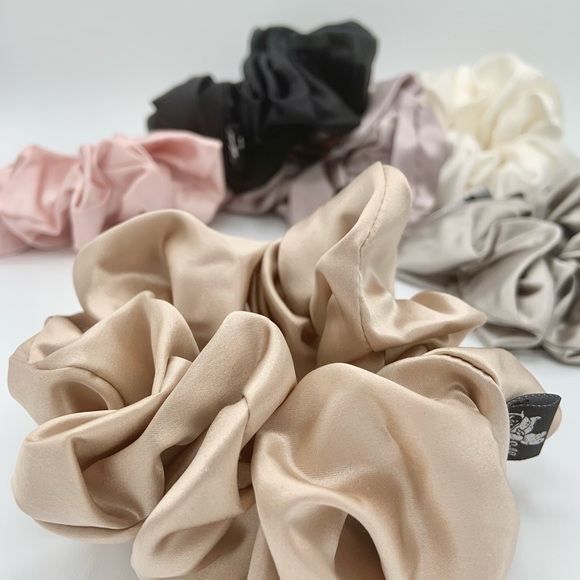 SILK Scrunchies Set- of 2 Très Silk brand - 1 large and 1 Medium set scr… - Picture 2 of 4